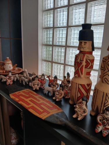 een groep beeldjes bovenop een tafel bij Áurea da Mata in Cuiabá