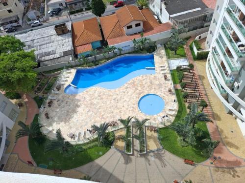 een bovenaanzicht van een zwembad in een resort bij Standard High Apartment in São José