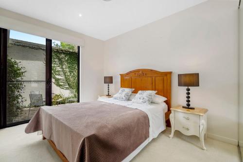 En eller flere senge i et værelse på Luxury Riverside Retreat in Benowa