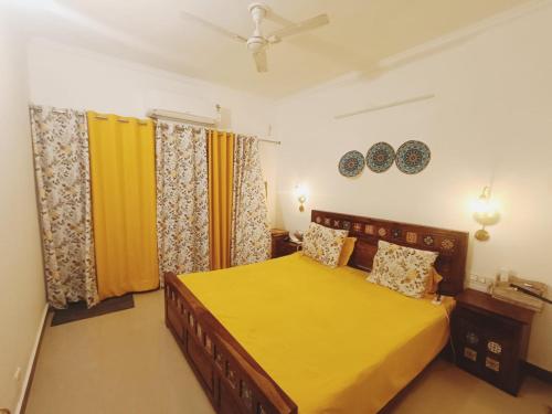 Ένα ή περισσότερα κρεβάτια σε δωμάτιο στο Villa in Radha Golf l 5 mins to Sri Rupa Seva Kunj ISKCON l 10 mins to Shrinathji Temple Poonchari l Near Gaurangi Ras Kunj & Brij Vasundhara