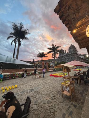 Hospedaje Doña Blanca 2 في Concepción: مجموعة من الناس يجلسون على الكراسي على الشاطئ