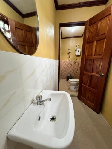 Sequor Palm Villa - Main Building في سيكويجور: حمام مع حوض و مرآة و مرحاض