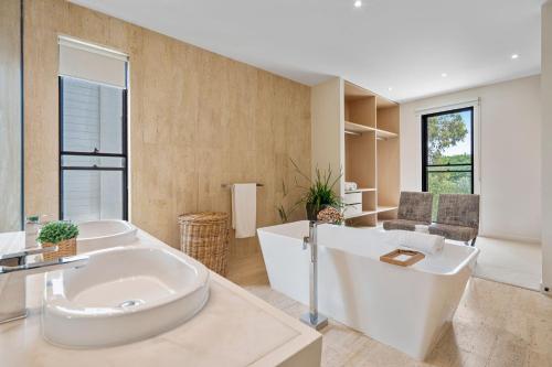 Et opholdsområde på Luxury Riverside Retreat in Benowa