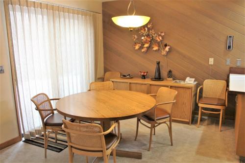 una sala da pranzo con tavolo e sedie in legno di Meadow House 58 a Sunriver