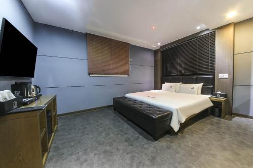 Ένα ή περισσότερα κρεβάτια σε δωμάτιο στο H Moment Hotel in Yangsan