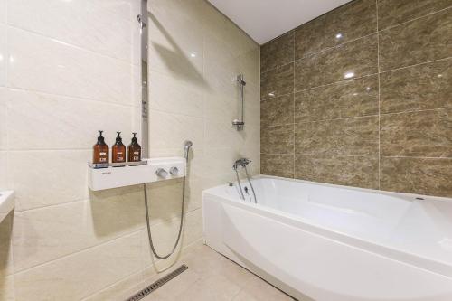 Ένα μπάνιο στο H Moment Hotel in Yangsan