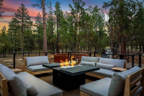 Galeriebild der Unterkunft Stylish Lodge Fire Pit Hot Tub & Forest Views in Pinetop-Lakeside