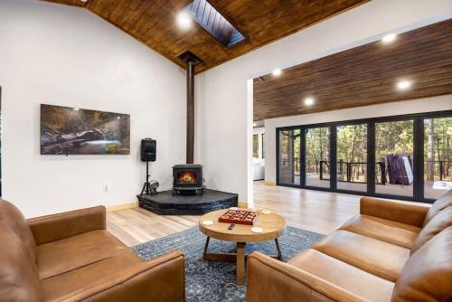 Galeriebild der Unterkunft Stylish Lodge Fire Pit Hot Tub & Forest Views in Pinetop-Lakeside