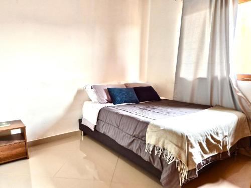 Giường trong phòng chung tại Apartamento amoblado en Guatape