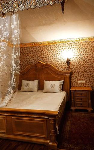 Una cama o camas en una habitación de Dzoraghbyur "Garden Paradise"