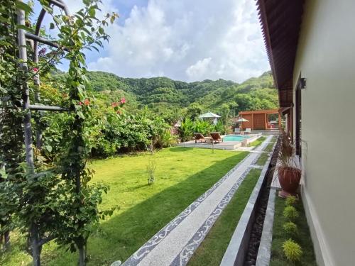 En generel udsigt til bjerge eller udsigt til bjerge taget fra resortet