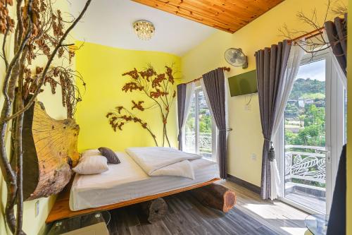 Postel nebo postele na pokoji v ubytování Dream Flower Dalat Hotel