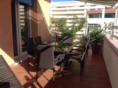 アルゲーロにあるVillaMarì Apartmentの植物のあるバルコニー(テーブル、椅子付)