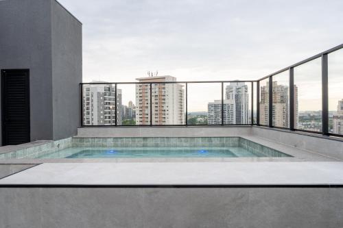 una piscina sul tetto di un edificio di Bexpspces Sky Design Alphaville a Aldeia