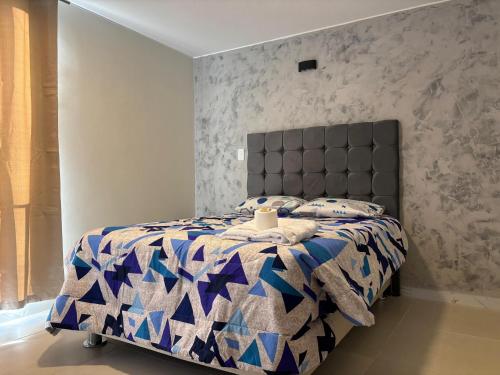 CaymaにあるValle Altoのベッドルーム(青いベッド1台付)