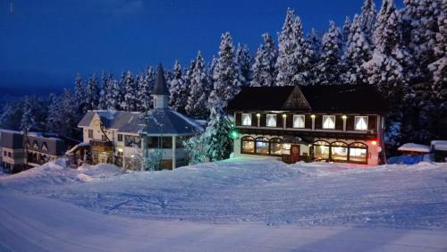 木島平村にある赤い扉ロッジの夜の雪家