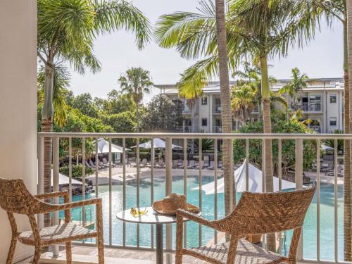 Peppers Salt Resort & Spa في كينغسكليف: بلكونه فيها كراسي وطاولة ومسبح