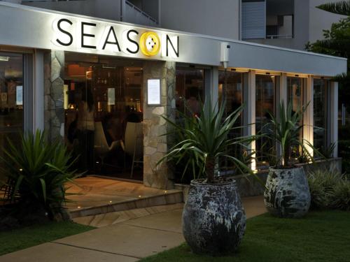 Peppers Salt Resort & Spa في كينغسكليف: أمامه متجر به اثنين من النباتات الفخارية