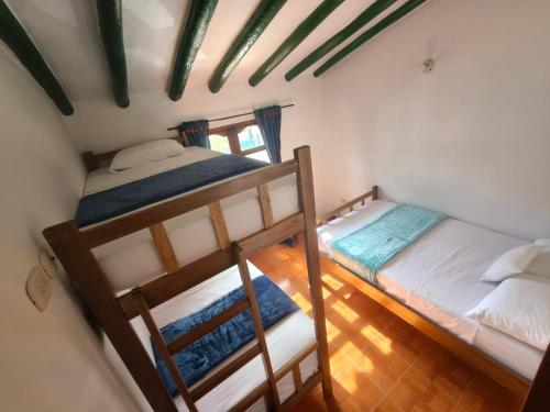 ビージャ・デ・レイバにあるRoomiie Hostelのベッドルーム 2段ベッド付