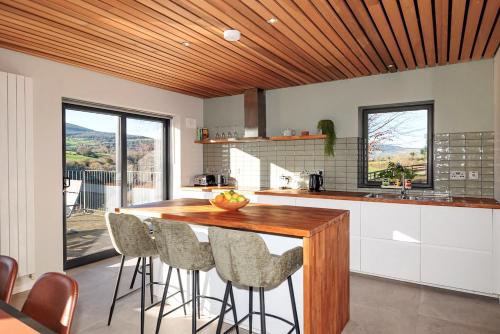 Kuchyň nebo kuchyňský kout v ubytování Riverside house with spectacular views