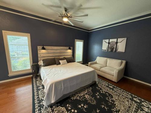 Postel nebo postele na pokoji v ubytování Laurel Lane Oasis Sleeps 12 Pool Game Room