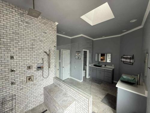 Koupelna v ubytování Laurel Lane Oasis Sleeps 12 Pool Game Room