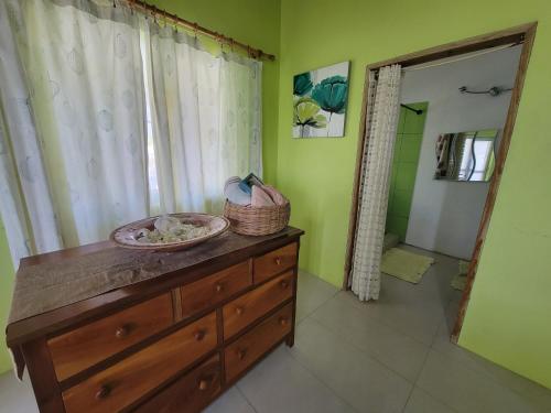 ein Badezimmer mit einer Kommode, einem Waschbecken und einem Spiegel in der Unterkunft A Serene Get Away in Vieux Fort