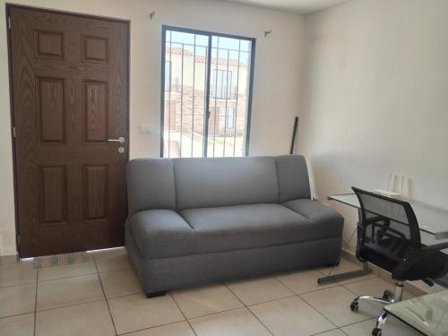 Imagen de la galería de House A in a residential condominium with a pool, en Miranda