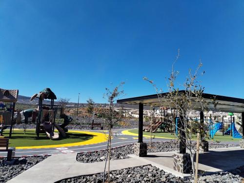 Galería fotográfica de House A in a residential condominium with a pool en Miranda