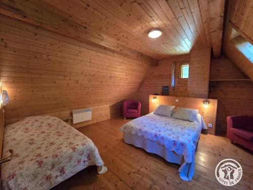 Ένα ή περισσότερα κρεβάτια σε δωμάτιο στο Maison de campagne avec cheminée et BBQ à Carlux - FR-1-616-420