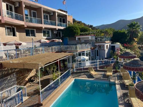Piscina de la sau aproape de Auberge Les Montagnes du Paradis Your Hidden Retreat in Paradise Valley