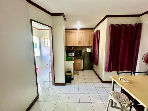 Küche/Küchenzeile in der Unterkunft Cranberry's 3 br Apartment nr Convention Ctr #4