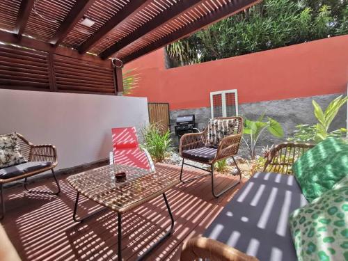 منطقة جلوس في COTTAGE BLUE classé 3 étoiles - 4 à 6 personnes - 2 chambres - accès direct à la plage et à l'esplanade de Boucan Canot avec ses bars et restaurants