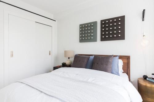 Ένα ή περισσότερα κρεβάτια σε δωμάτιο στο Stylish Williamsburg One Bedroom Condo Near Manhattan