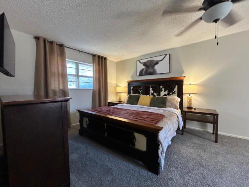 Ένα ή περισσότερα κρεβάτια σε δωμάτιο στο Big Country Staycation