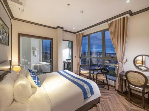 Кровать или кровати в номере Brics Boutique Dalat