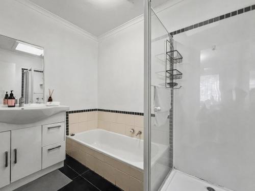 Et badeværelse på U2 Modern Clayton Retreat