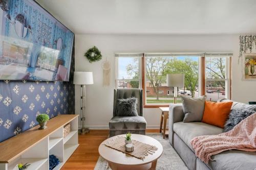 een woonkamer met een bank en een tafel bij Executive Retreat - 2 Parking Spaces, Sleeps 4! in Westmont