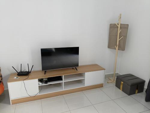 TV a/nebo společenská místnost v ubytování Youth City Residence, Nilai Studio