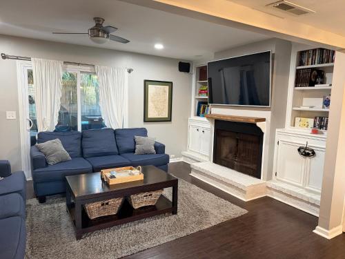 Posezení v ubytování Full townhouse near Shem Creek & Downtown with Hot Tub