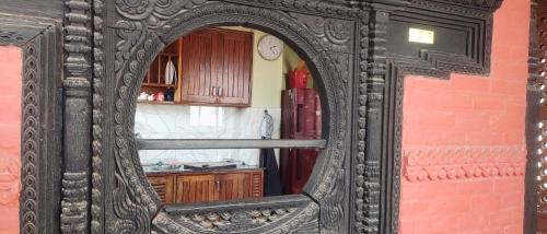 Tranquil Haven with shared kitchen access at greentara heritage home في باتان: مرآة مزخرفة على جدار في غرفة