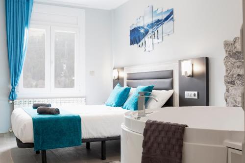 Ένα ή περισσότερα κρεβάτια σε δωμάτιο στο Jacuzzi con terraza y vistas panorámicas a Grandvalira I AndBnB