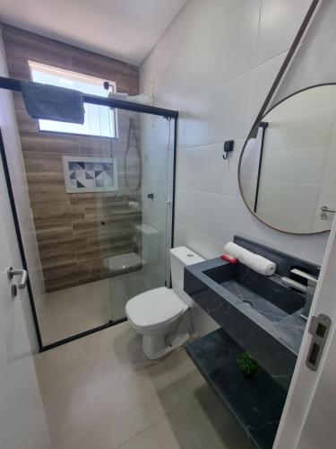 Et badeværelse på Casa Duplex a 1km do Beto Carrero e 200m da praia