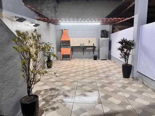 uma sala com cozinha e um balcão com plantas em Refúgio Colonial - Figueira - Praia de Mauá em Majé