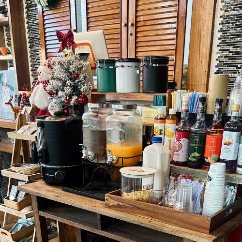 un tavolo con un mucchio di oggetti sopra di บ้านฤดี - Baanruedee Kohkood a Ko Kood