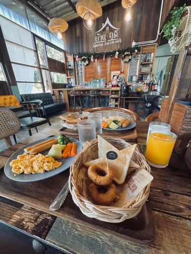 a table with two plates of food on it at บ้านฤดี - Baanruedee Kohkood in Ko Kood