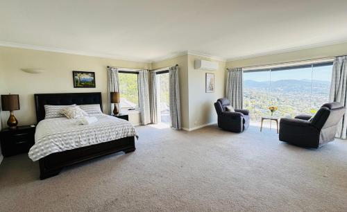 En eller flere senge i et værelse på Spacious 3BR Home in Sandy Bay with Parking & Views