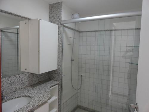 ein Badezimmer mit Dusche und Waschbecken in der Unterkunft Nannai residence Flat 202 in Porto De Galinhas