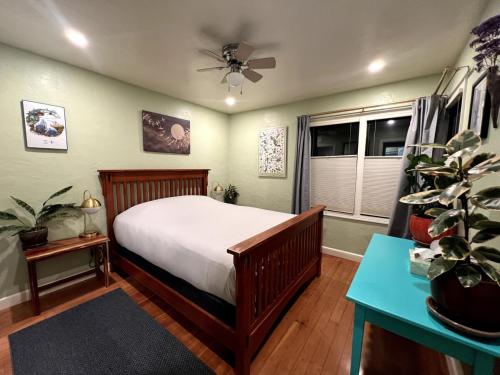 Postel nebo postele na pokoji v ubytování 1 Bedroom Unit Walking Distance to Old Town