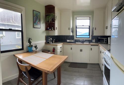 Kuchyň nebo kuchyňský kout v ubytování 1 Bedroom Unit Walking Distance to Old Town